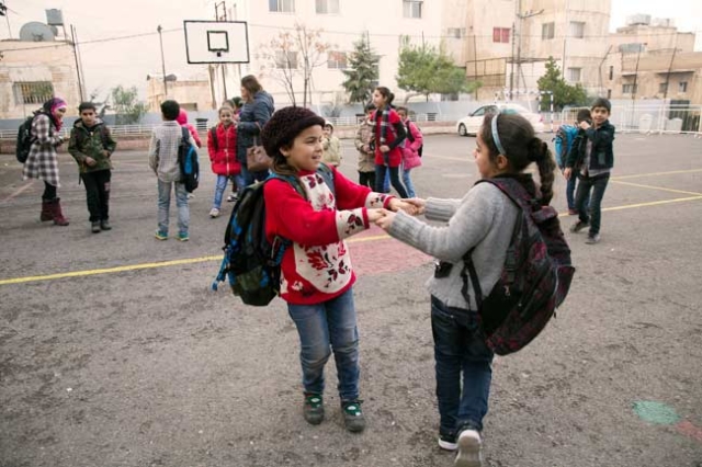 Les enfants réfugiés attendent le début de leurs cours à Amman, en Jordanie.