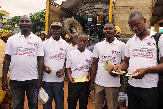 Caritas está distribuyendo materiales de higiene y enseñando a la gente sobre la prevención del Ebola.