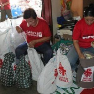 L’aide aux survivants du typhon Koppu aux Philippines