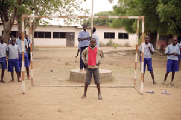 Un partido de dos botas: el partido de fútbol en la República Centroafricana es solidaridad en acción.