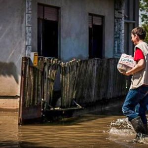 Las inundaciones bajan en los Balcanes para revelar la desolación