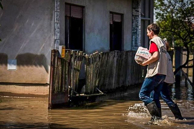 Las inundaciones bajan en los Balcanes para revelar la desolación