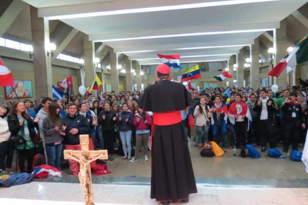 Les jeunes pèlerins battent le pavillon de l’Amérique latine