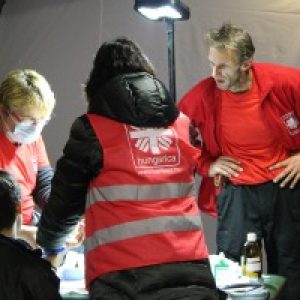 Des equipes medicales aident les refugies en Slovenie