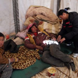 Malgré les routes enneigées, l’aide de Caritas arrive au Qinghai après le séisme