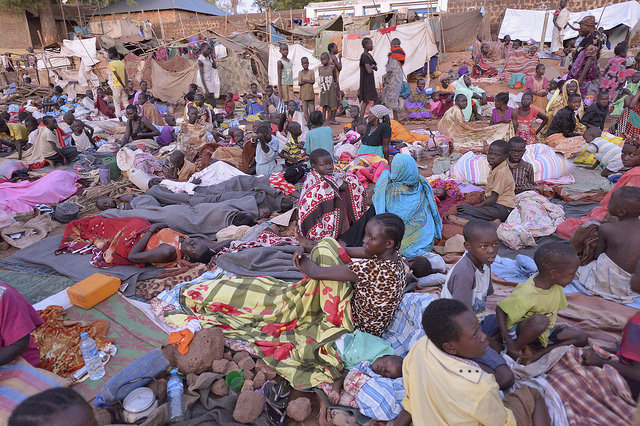 Algunas personas despertando por la mañana, tras dormir a la intemperie, en un campamento de 5.000 desplazados internos, en un recinto de la Iglesia Episcopal de Wau, Sudán del Sur.