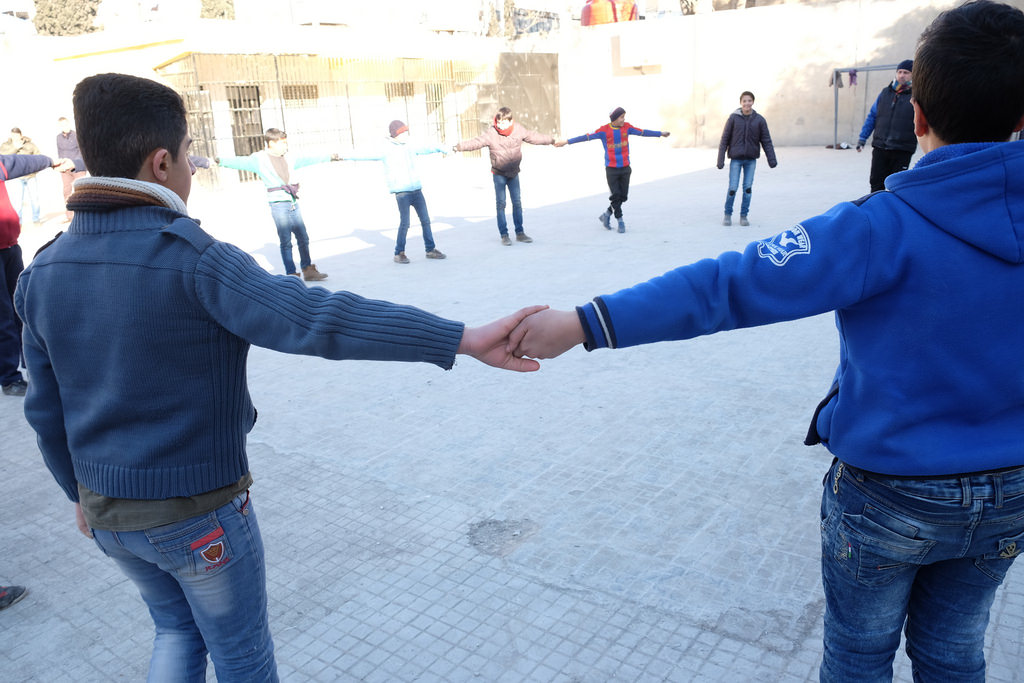 Caritas a fourni des trousses et des stagiaires aux étudiants réfugiés de l'école Ibn Reshed à Aleppo Ouest.