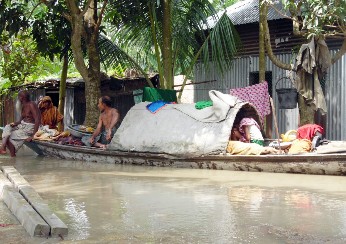 Atteindre les survivants des inondations en Asie du Sud.