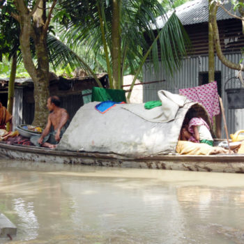 Atteindre les survivants des inondations en Asie du Sud.