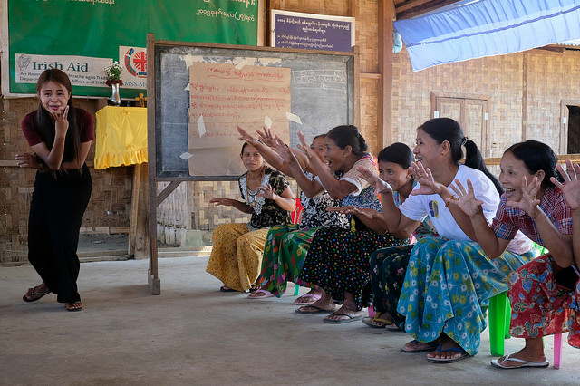 Formation à la protection de l’enfant pour les résidents d’un camp à Kachin, en Birmanie, soutenue par Caritas. Photo de Patrick Nicholson / Caritas