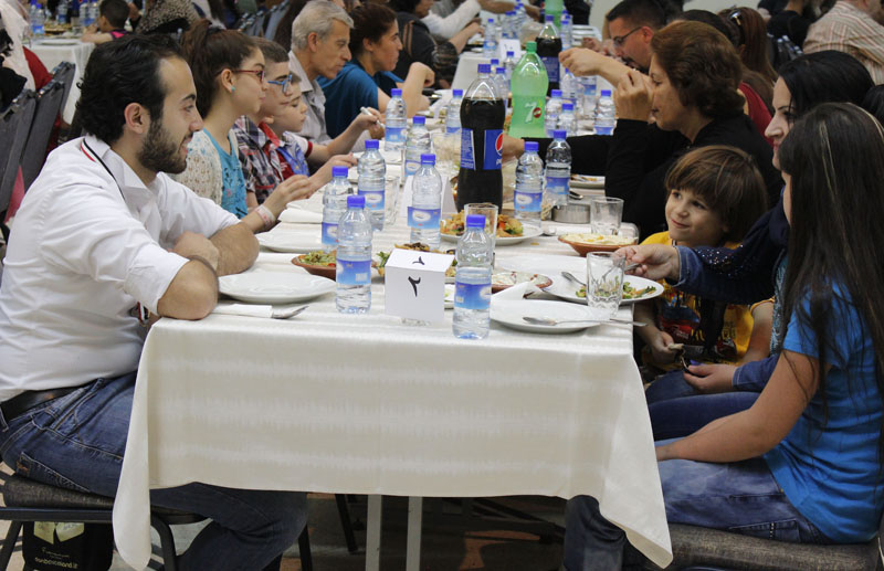 Des familles se rencontrent au repas « Partager le chemin » de Caritas Syrie.