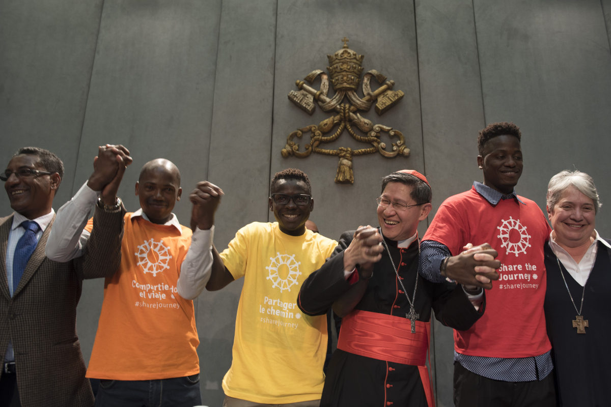 Le Cardinal Tagle incite les communautés à lutter contre la haine en marchant avec des migrants et des réfugiés