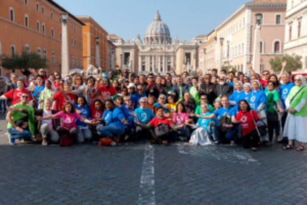 El Papa promueve la caminata de 1 millón de kilómetros de Caritas con migrantes y refugiados