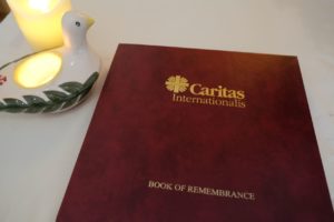 Libro de conmemoración de Caritas en nuestra capilla en el Vaticano.