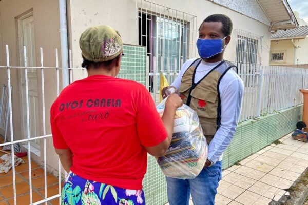 Brasil: Mientras aumentan los contagios por la COVID-19, Caritas distribuye ayuda a los más vulnerables