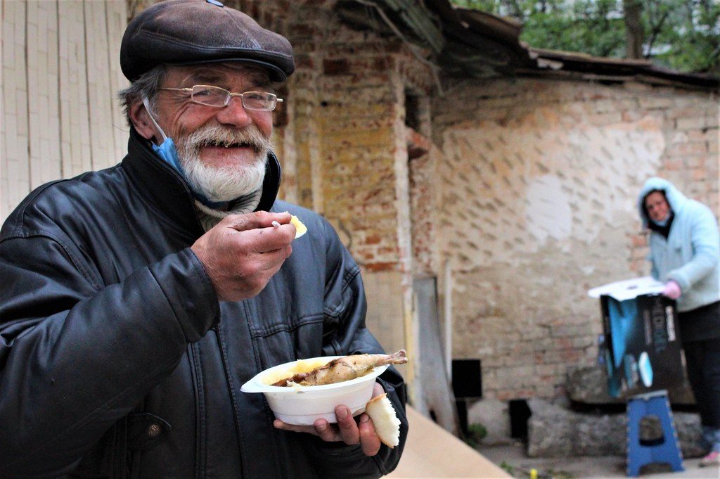 Caritas en Ucrania organizó una cena especial de Pascua para los necesitados, incluidas las personas sin hogar. Foto de Caritas Spes, Ucrania.