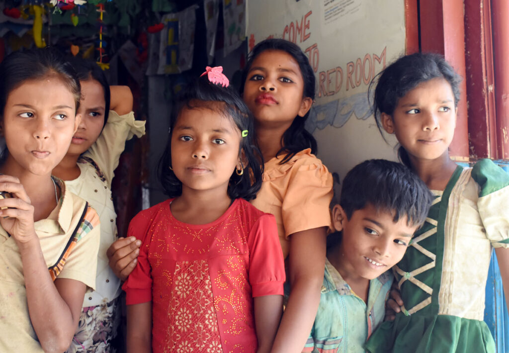Nur y sus amigos en el espacio de Caritas para los niños. Foto de Chayan/Caritas Bangladesh