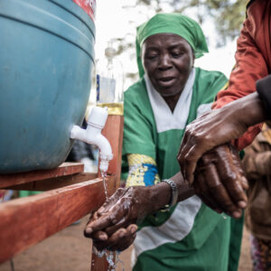 Promover el agua limpia y la higiene en los centros de salud católicos