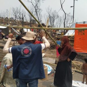 Caritas trabaja a marchas forzadas para dar cobijo a los refugiados rohingya antes de la temporada de los monzones, tras un devastador incendio