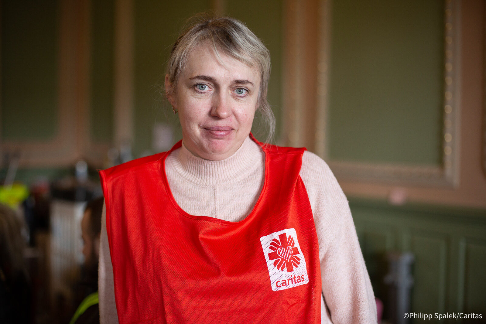 La refugiada Khalina Stoyanowka trabaja como voluntaria de Caritas ayudando a otros refugiados en la frontera polaca