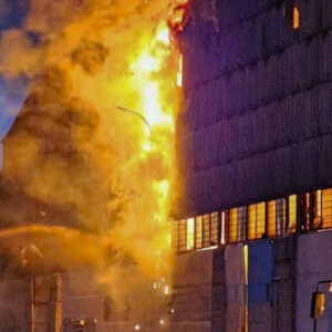 INCENDIO EN UN ALMACÉN DE CARITAS TRAS UN ATAQUE RUSO DURANTE LA NOCHE